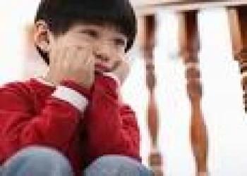 Những trẻ bị tự kỉ trên 3 năm thường xuất hiện táo bón, tiêu chảy