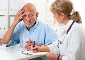 Cách cho người già hay quên uống thuốc đúng loại đơn giản mà hiệu quả